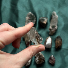 Load image into Gallery viewer, 10x mixed quartz pieces
